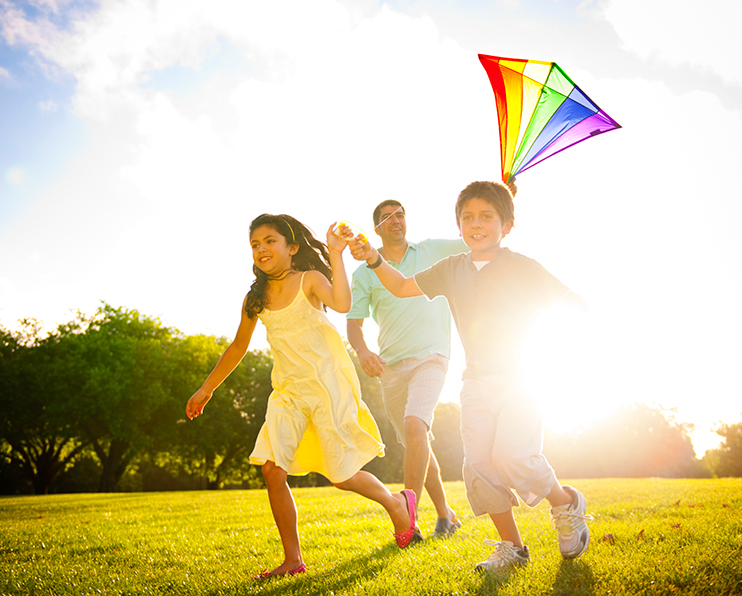 Dad-flying-kite-with-kids-sm - Sterling Wellness Solutions